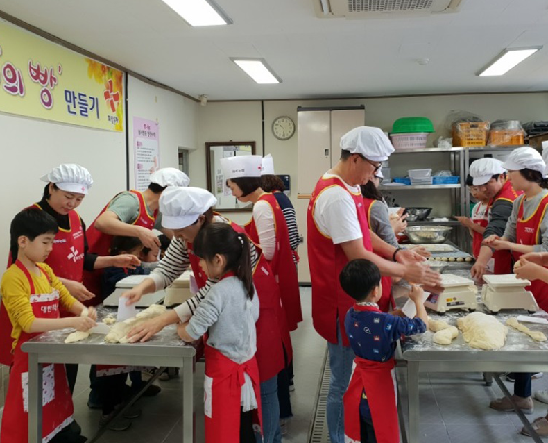 행복 빵굼터 동호회 회원들은 사랑의 빵 만들기 봉사활동에 참여하여 직접 만든 빵을 제주장애인요양원에 전달했다. (4월 14일, 대한적십자사제주지사)