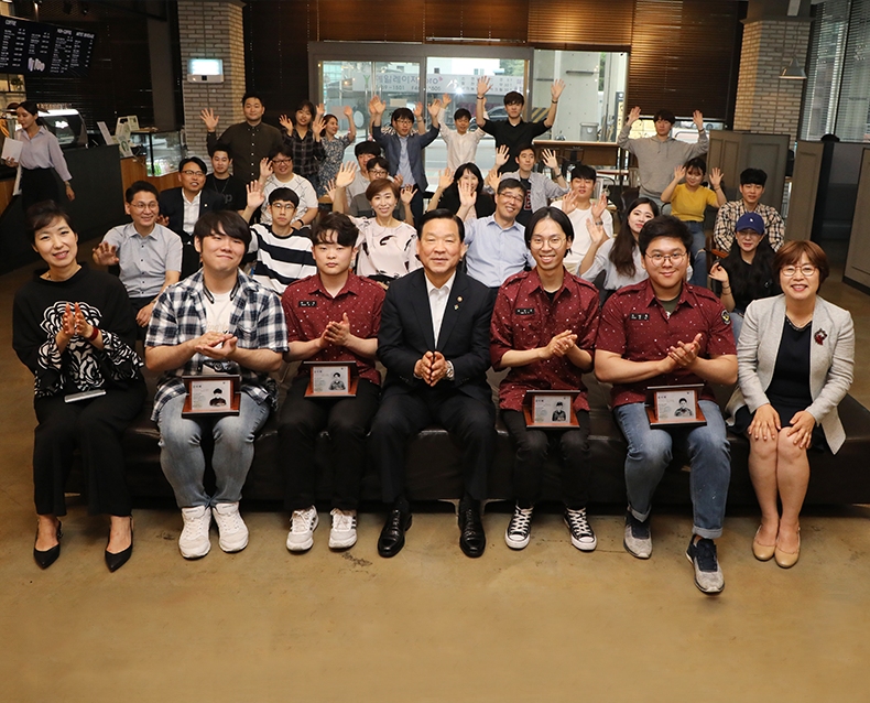 희망충전 토크콘서트 병무청은 서울 성동구 20Space에서 열린 모범 사회복무요원 초청 희망충전 토크콘서트에서 사회복무요원들을 격려했다. (6월 28일, 20Space)