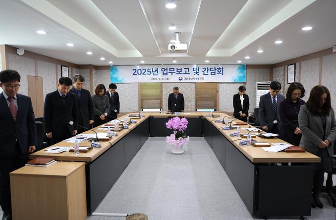 산불 피해 희생자를 위한 묵념 관련이미지입니다.