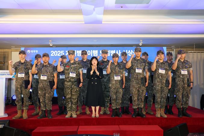 2025 자원병역이행 모범병사 시상식 관련이미지입니다.