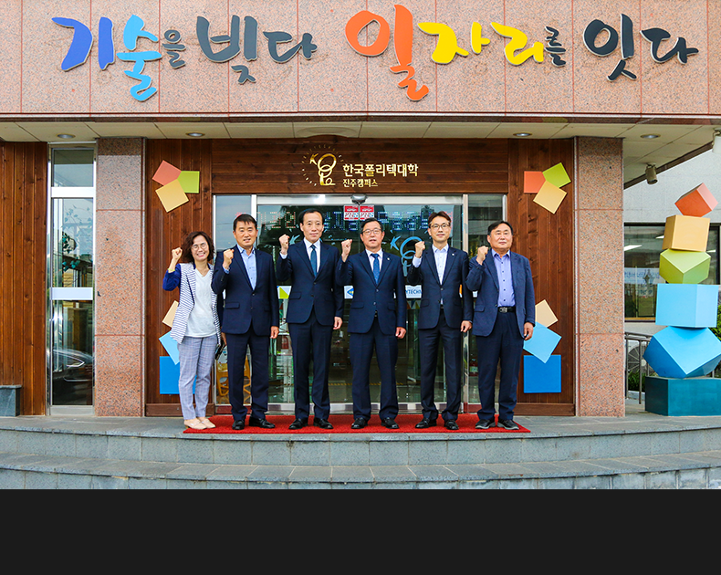 이관연 경남지방병무청장은 한국폴리텍 진주캠퍼스 학장(박문서)과 재학생 병역지원 간담을 가진 후 병역 이행 설명회를 개최했다.<br> (5월 20일, 한국폴리텍대학 진주캠퍼스)