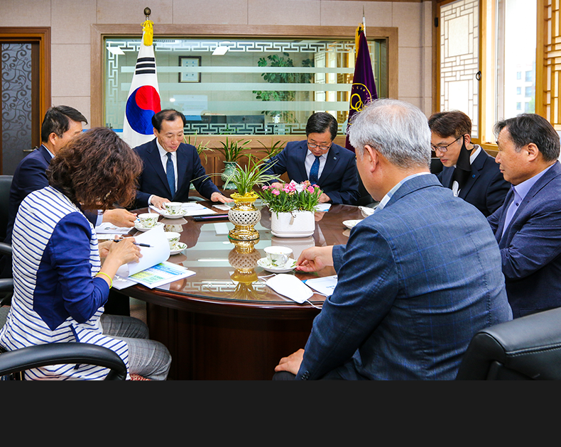 이관연 경남지방병무청장은 한국폴리텍 진주캠퍼스 학장(박문서)과 재학생 병역지원 간담을 가진 후 병역 이행 설명회를 개최했다.<br> (5월 20일, 한국폴리텍대학 진주캠퍼스)