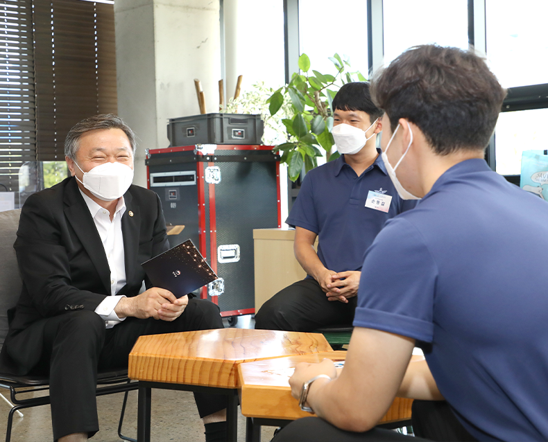 정석환 병무청장은 대전 유성구 아로파스페이스에서 사회복무요원들과 토크콘서트를 진행했다. (7월  23일, 아로파스페이스)
                