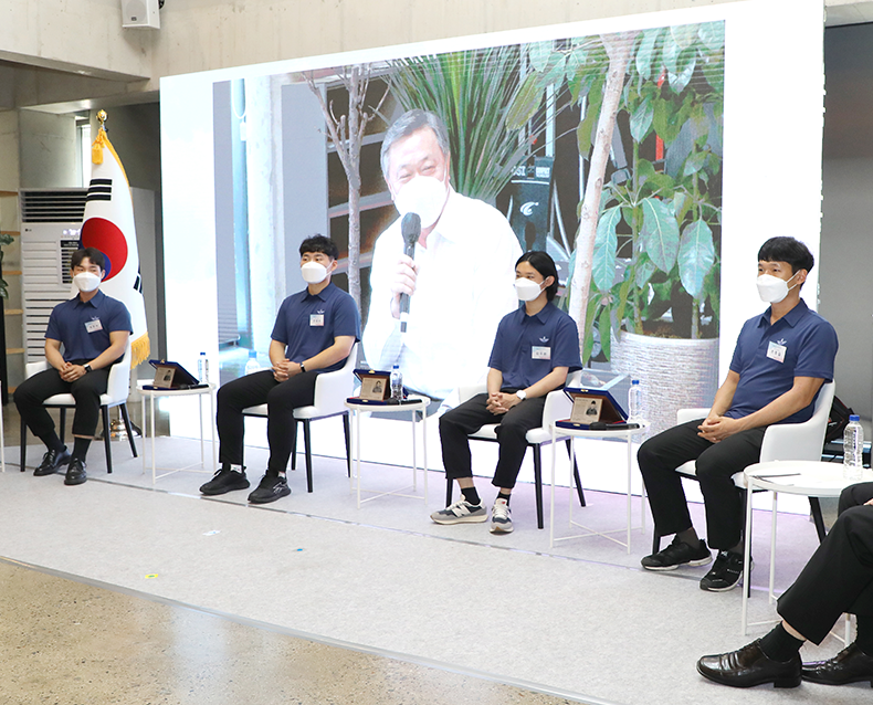 정석환 병무청장은 대전 유성구 아로파스페이스에서 사회복무요원들과 토크콘서트를 진행했다. (7월  23일, 아로파스페이스)
                    