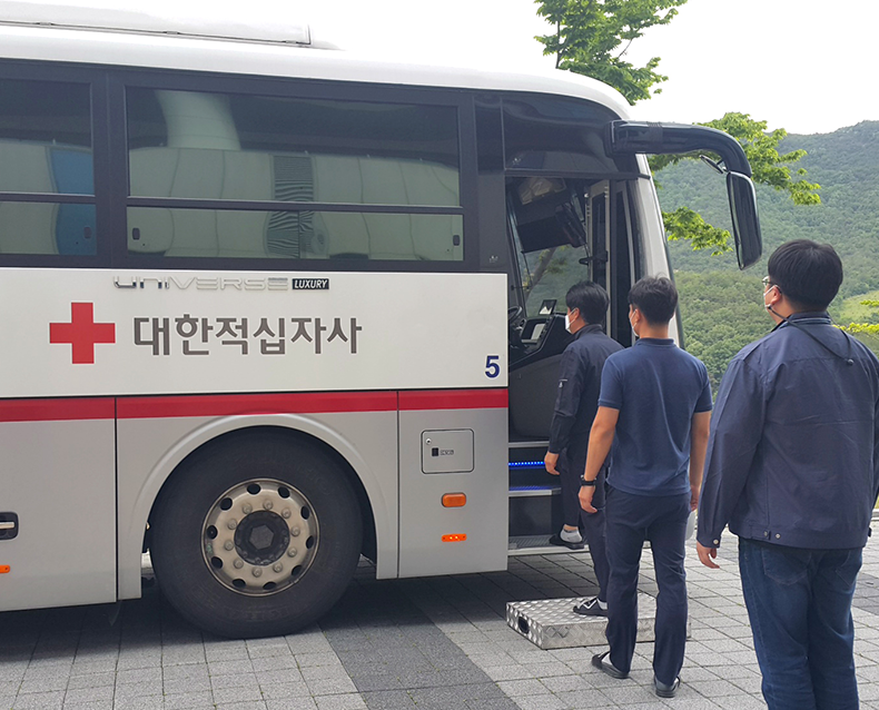 
                    사랑의 단체 헌혈 행사
                     안전한 혈액수급에 기여하기 위한 사랑의 단체헌혈 행사를 실시했다.
                     (5월 28일, 연수센터 본관 앞)
                    