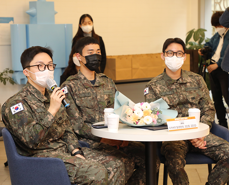 병역이야기 공모전 토크콘서트
                    이기식 병무청장은 서울 마포 소재의 북카페에서 열린 ‘병역이야기 공모전’ 토크콘서트에 참석해 시상, 토크콘서트 및 수상자와 기념 촬영 등 적극적인 소통시간을 가졌다. (12월 9일, 디어라이프)
                   