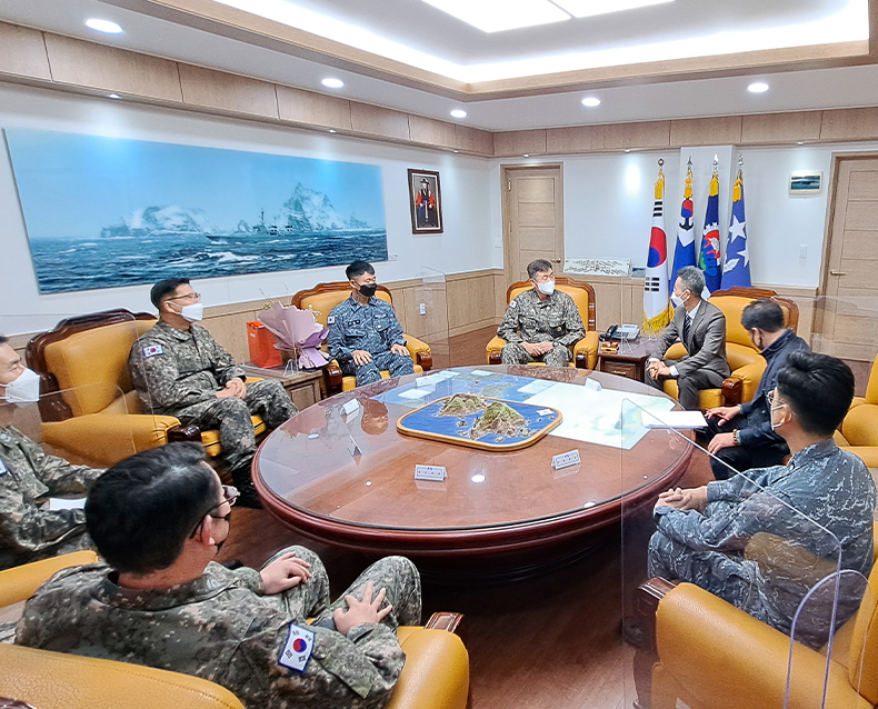 자진병역이행자, 병무청장 감사편지 전달
                    사회복무 중 현역으로 입대한 해군 병사에게 병무청장이 직접 작성한 감사편지와 기념품을 전달했다. (11월 4일, 해군 제1함대 사령부)
                   