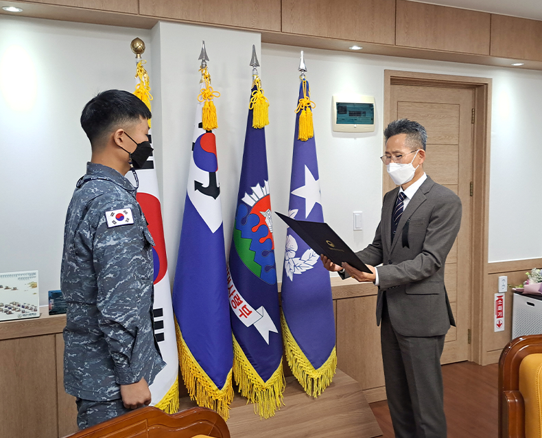 자진병역이행자, 병무청장 감사편지 전달
                    사회복무 중 현역으로 입대한 해군 병사에게 병무청장이 직접 작성한 감사편지와 기념품을 전달했다. (11월 4일, 해군 제1함대 사령부)
                   