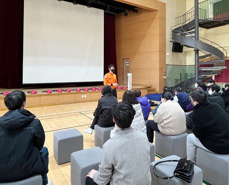 대전119시민안전센터 재난체험
                    직원들의 위기대응능력 강화를 위해 대전119시민안전센터를 방문하여 심폐소생술 등 체험교육에 참여했다. (11월 30일, 대전119시민안전센터)
                   