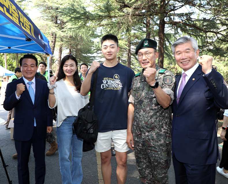 병무청은 논산 육군훈련소에서 입영하는 장병들과 부모님을 격려했다. (9월 11일, 논산 육군훈련소)
                   