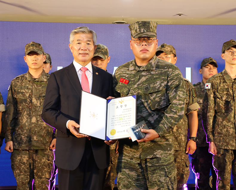 계룡스파텔에서 열린 자원병역이행 모범병사 격려행사에 참석해 모범병사에게 표창장을 수여하고 기념촬영을 했다. (9월 14일, 계룡스파텔)
                   