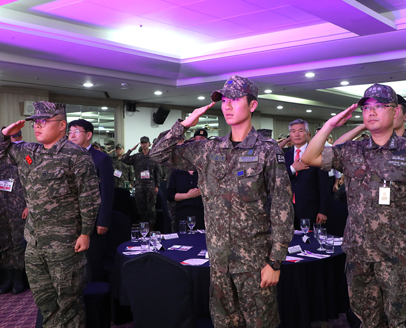 계룡스파텔에서 열린 자원병역이행 모범병사 격려행사에 참석해 모범병사에게 표창장을 수여하고 기념촬영을 했다. (9월 14일, 계룡스파텔)
                   