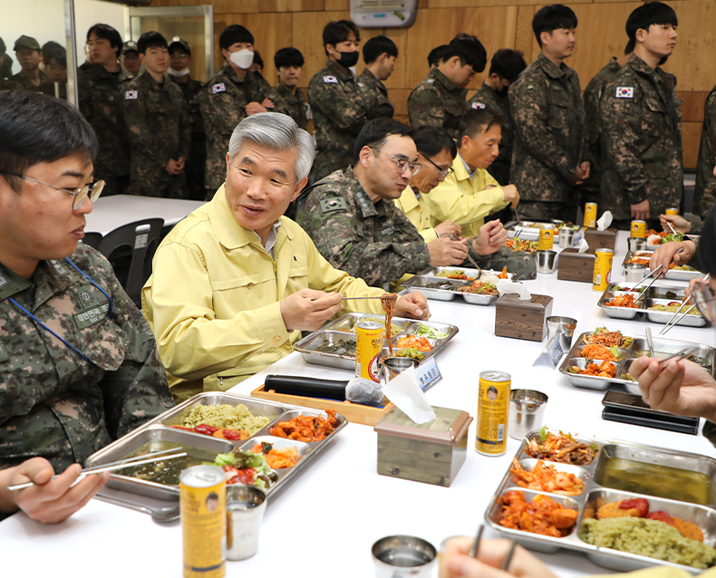 해군 2함대 동원훈련장을 방문해 부대관계자와 기념촬영을 하고, 동원훈련장 식당에서 입소한 예비군들과 점심식사를 하며 소통의 시간을 가졌다. (3월 21일, 해군 2함대)
                    