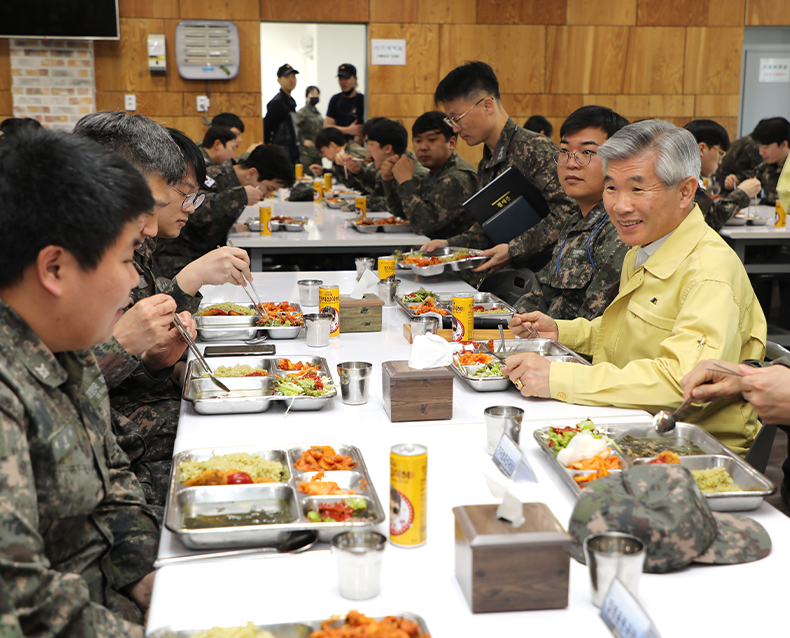 해군 2함대 동원훈련장을 방문해 부대관계자와 기념촬영을 하고, 동원훈련장 식당에서 입소한 예비군들과 점심식사를 하며 소통의 시간을 가졌다. (3월 21일, 해군 2함대)
                    