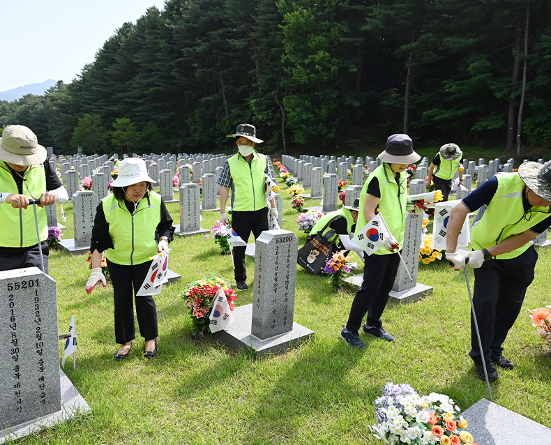 호국보훈의 달을 맞아 국립대전현충원을 찾아 호국영령을 추모하고, 1사 1묘역 가꾸기 결연 묘역을 찾아 태극기를 꽂으며 순국선열을 기리며 뜻을 되새겼다. (6월 2일, 국립대전현충원)
                   