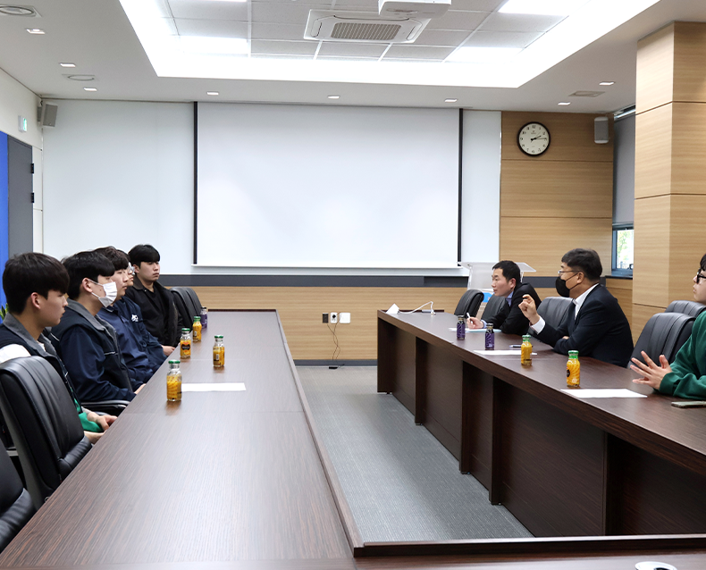 충북 진천군 소재 에이엔디전자저울(주)을 방문하여 복무 중인 산업기능요원들의 애로사항을 청취하는 등 소통간담회를 실시했다. (4월 19일,  AND전자저울)
                    