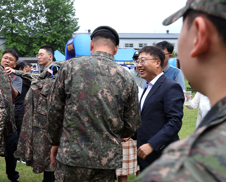 제37보병사단을 방문하여 이날 입영하는 장정 260여명을 격려했다. (5월 30일, 제37보병사단)
                    