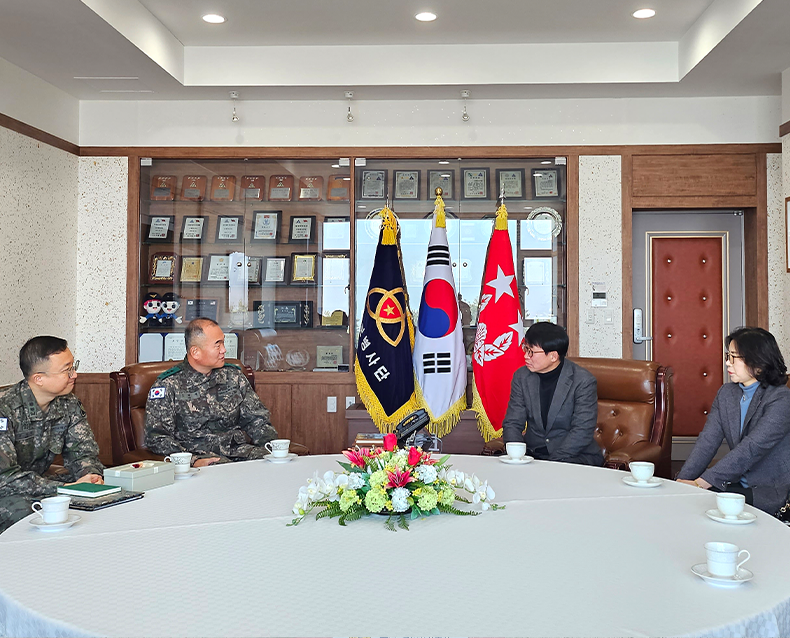 김성준 전북지방병무청장은 전북 임실군 소재 육군 제35보병사단을 방문해 병역이행 응원메시지와 축구공 등 위문품을 전달하고 장병들을 격려했다. (12월 28일, 육군 제35보병사단)
                    