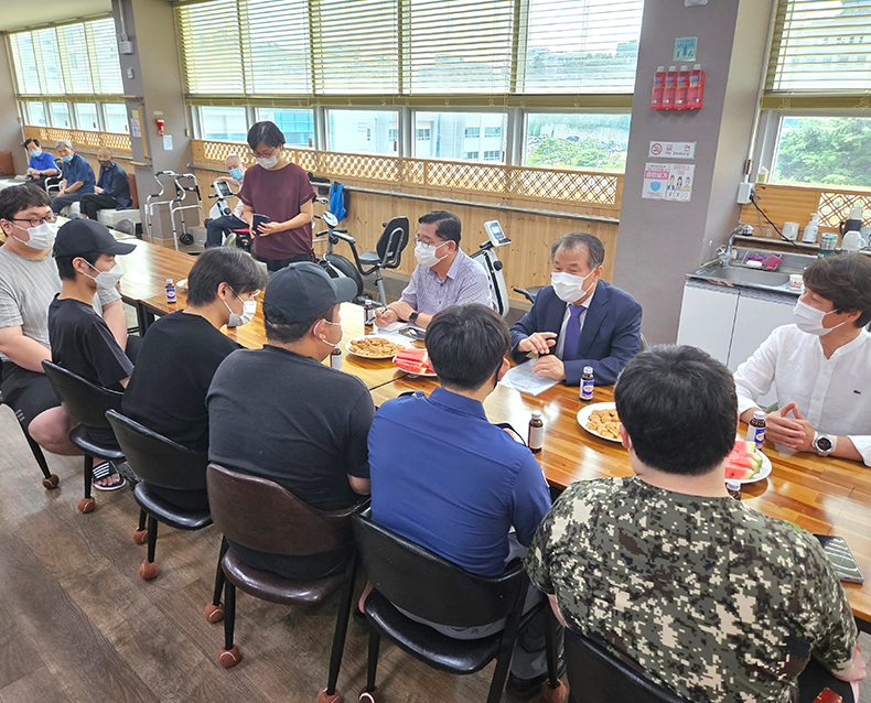 사회복지시설에 방문해 모범적인 복무를 통해 지역사회의 귀감이 되는 사회복무요원에게 표창을 수여하고,
                    복무기관장과의 환담 및 사회복무요원과의 간담회를 통해 현장의 애로사항과 건의사항을 청취했다. (8월 1일, 전주재활주야간보호센터)
                   