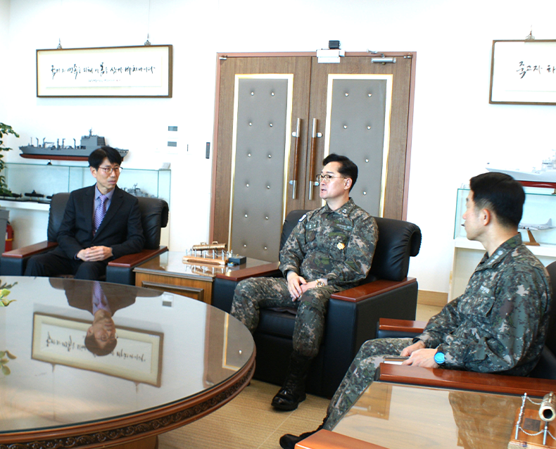 해군제7기동전단 외 2개 부대를 방문하여 병역이행 응원메시지와 위문품을 전달했다.(12월 28일, 해군제7기동전단)
                   