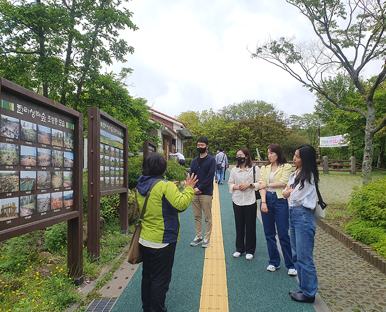 직원들의 심리적 안정을 위해 한라생태숲 ‘산림치유 프로그램’ 체험을 진행했다. (5월 24일, 한라생태숲)
                    