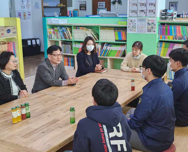 지역아동센터 포도밭에아이들을 방문하여 사회복지시설 2곳의 시설장들과 합동 간담회 실시했다. (3월 21일, 포도밭에아이들)
                   