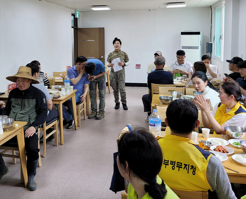 경기북부병무지청과 결연을 맺은 맹골마을을 방문하여 고구마 심기 등 일손을 도왔다. (5월 18일, 맹골마을)
                    