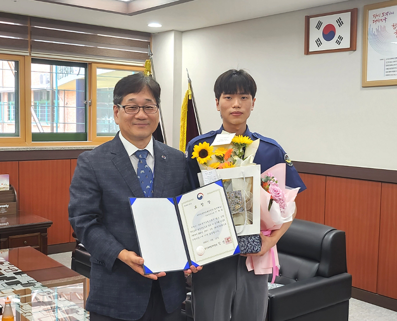 경기북부병무지청장은 6월 15일 남양주시 소재 경은학교와 남양주시수어통역센터를 방문하여
                    모범 사회복무요원을 표창하고 복무 중인 사회복무요원들을 격려했다. (6월 15일, 경은학교, 남양주시수어통역센터)
                   