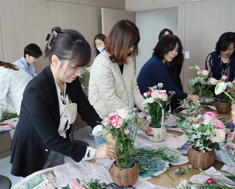 사대체역 심사위원회는 카네이션, 장미 등 생화를 이용한 ‘가족사랑 꽃바구니’를 만들어 사랑하는 가족에게 꽃향기 가득한 마음을 전달했다. (5월 2일, 대체역 심사위원회)
                    