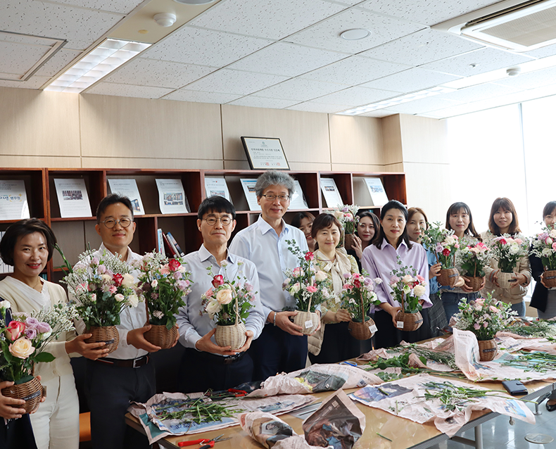 사대체역 심사위원회는 카네이션, 장미 등 생화를 이용한 ‘가족사랑 꽃바구니’를 만들어 사랑하는 가족에게 꽃향기 가득한 마음을 전달했다. (5월 2일, 대체역 심사위원회)
                   