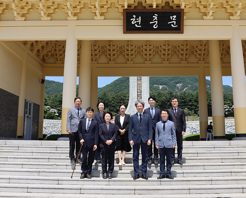 대체역 심사위원회는 호국 보훈의 달을 맞아 순국선열과 호국영령들의 숭고한 희생에 존경과 예우를 전했다.(5월 31일, 국립대전현충원)
                    