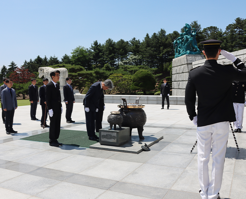 대체역 심사위원회는 호국 보훈의 달을 맞아 순국선열과 호국영령들의 숭고한 희생에 존경과 예우를 전했다.(5월 31일, 국립대전현충원)
                   