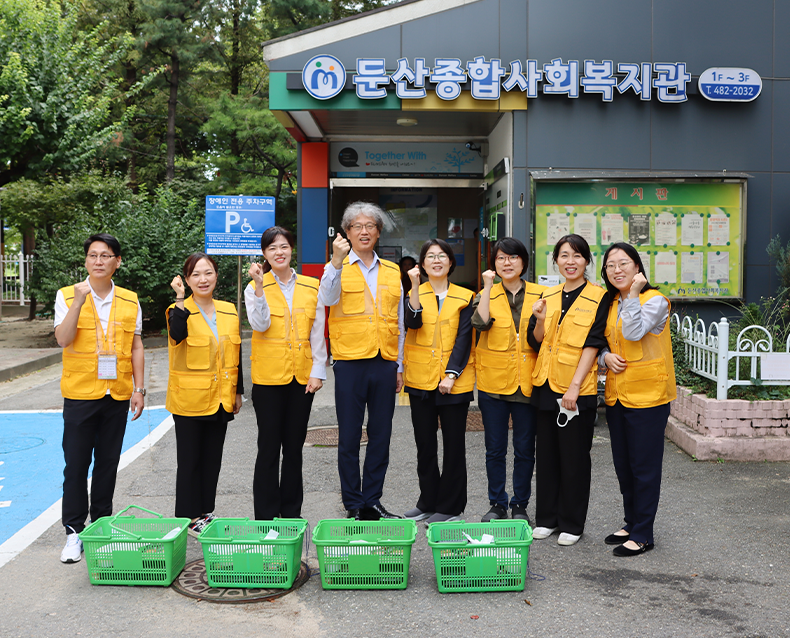 관내 사회복지시설인 둔산종합사회복지관을 방문하여 전 직원들이 마련한 성금을 전달했다.(9월 25일, 대체역 심사위원회)
                    