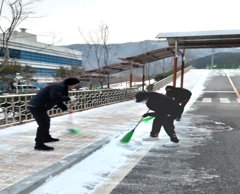 교육기간 중 교육생 및 직원이 안전하게 이동할 수 있도록 전직원이 제설작업에 동참했다. (12월 20일, 사회복무연수센터)
                   