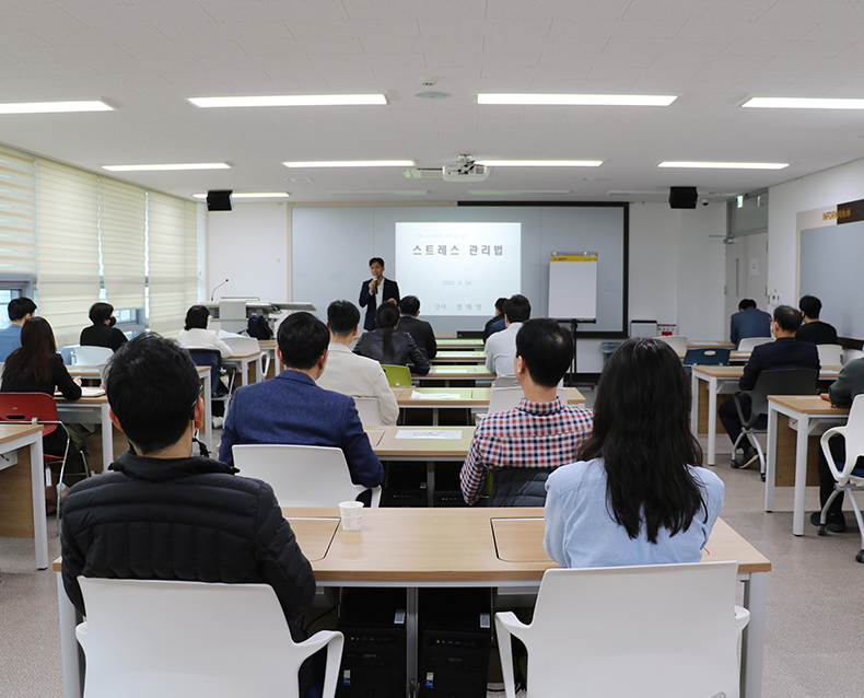 직원의 심리적 안정도모 및 스피치 스킬 및 코칭, 개인별 사고유형 진단 등 스트레스 해소 특강을 추진했다. (3월 24일, 사회복무연수센터)
                    