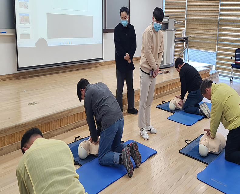 응급구조사 및 소방주임, 보은소방서 주관으로 상·하반기 2회에 걸쳐 심폐소생술 교육을 실시하고, 화재·지진대응요령을 배우는 시간을 가졌다. (3월 31일 / 10월 11일, 사회복무연수센터)
                   