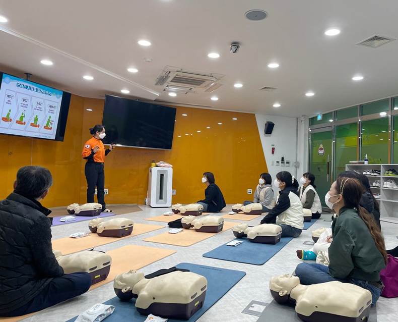 병무민원상담소는 직원들의 위기대응능력 강화를 위해 대전119시민안전센터를 방문하여 심폐소생술 등에 대한
                    체험교육에 참여했다. (11월 30일, 대전119시민안전센터)
                   