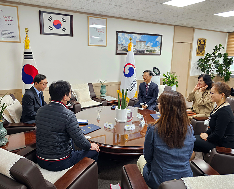 서울지방병무청은 병역이행을 앞둔 청춘들에게 인생의 디딤돌이 될 수 있는 병역진로 설계의 효율화를 위해 선정과학고등학교와 업무협약을 체결했다.(4월 26일, 서울지방병무청 청장실)
                    