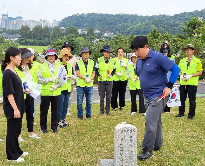 추석을 맞이하여 국립현충원과 자매결연한 묘역에서 환경정화 봉사활동을 실시했다. (9월 12일, 국립서울현충원)
                   