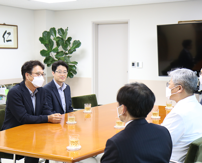 부산울산지방병무청은 부산백병원과 병역명문가 등에게 종합검진비 할인혜택을 포함하는 업무협약을 체결했다.(5월 30일, 부산백병원)
                    