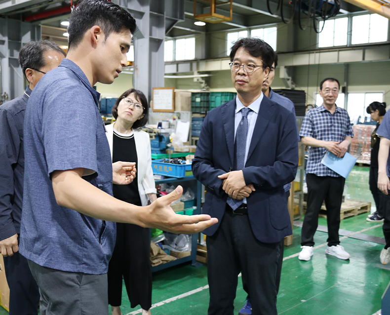 강서구 소재 ㈜한미유압기계를 방문하여 소속 산업기능요원을 격려하고 애로사항을 청취했다.(6월 29일, ㈜한미유압기계)
                   