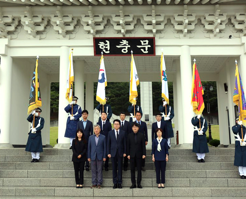 호국보훈의 달을 맞이하여 국립영천호국원을 찾아 참배했다. (6월 1일, 국립영천호국원)
                    