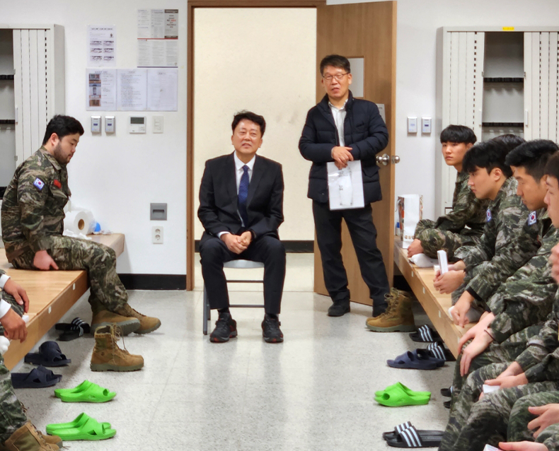 포항예비군훈련장을 방문해 예비군들을 격려하고 소통하는 시간을 가졌다. (12월 12일, 포항 예비군훈련장)
                    