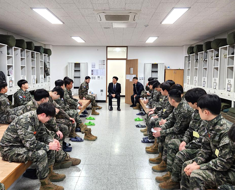 포항예비군훈련장을 방문해 예비군들을 격려하고 소통하는 시간을 가졌다. (12월 12일, 포항 예비군훈련장)
                   