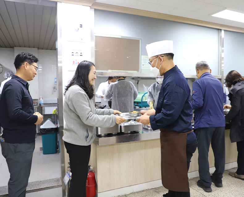 근로자의 날을 맞아 구내식당에서 근무하는 근로자들이 휴무에 들어갈 수 있도록 직접 직원들의 식사를 준비했다.
                    이날 메뉴는 묵은지 닭볶음탕으로 직원들의 큰 호응을 얻었다.(5월 1일, 광주전남지방병무청)
                  