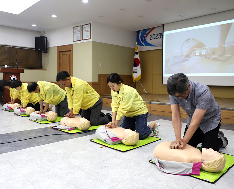 광주전남지방병무청은 수송상황에서 일어날 수 있는 위기상항을 가정하여 이에 대응하는 훈련을 실시하고
                    동부소방서에서 초빙한 강사를 통해 심폐소생술을 전 직원이 배우고 체험하는 등 위기에 
                    적절히 대응할 수 있도록 했다.(8월 17일, 광주전남지방병무청)
                   