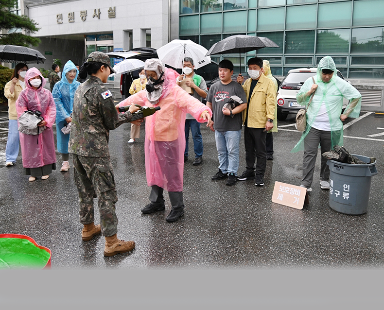 강원지방병무청은 청사 대회의실에서 화생방전의 개념과 위험을 상기시키고 장비의 활용법을 숙지하는 화생방 테러 대응 훈련을 실시했다.(8월 21일, 강원지방병무청)
                   