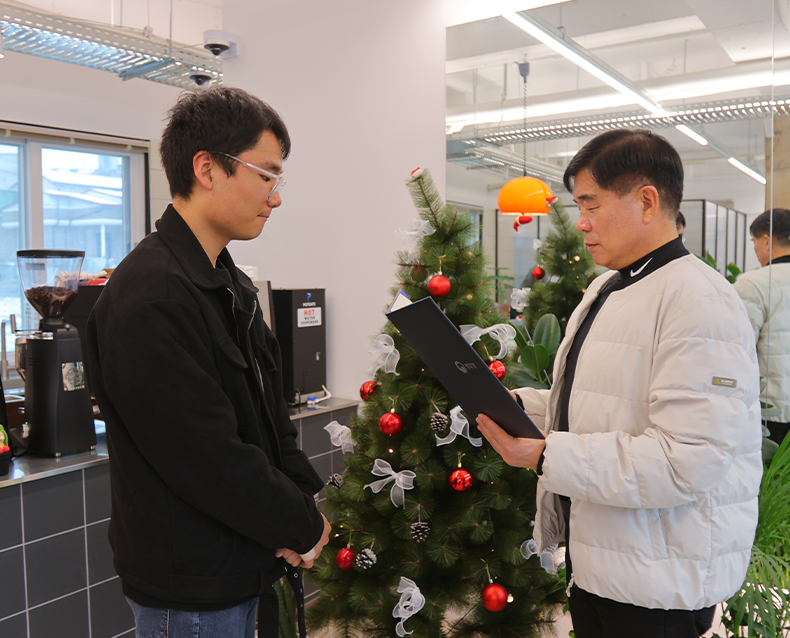 우경관 충북지방병무청장은 음성군에 거주하는 현역병 모범병사 엄예섭(22세)씨를 방문해 명예증서를 수여했다.(11월 27일, 의무자 거주지 인근 카페)
                    (10월 25일, 충북지방병무청)
                     