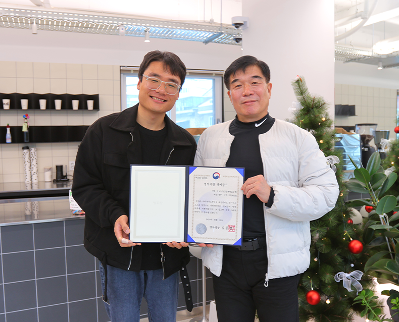 우경관 충북지방병무청장은 음성군에 거주하는 현역병 모범병사 엄예섭(22세)씨를 방문해 명예증서를 수여했다.(11월 27일, 의무자 거주지 인근 카페)
                    (10월 25일, 충북지방병무청)
                     