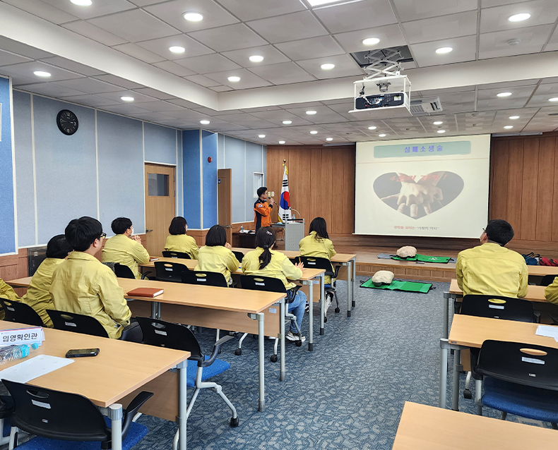 강원영동병무지청 전직원은 수송사고 상황을 가정해 담당 직원들이 위기상황 즉시 적절한 조치를 취할 수 있도록 강릉소방서와 협업하여 심폐소생술을 실습했다. (3월 21일, 강원영동병무지청)
                   